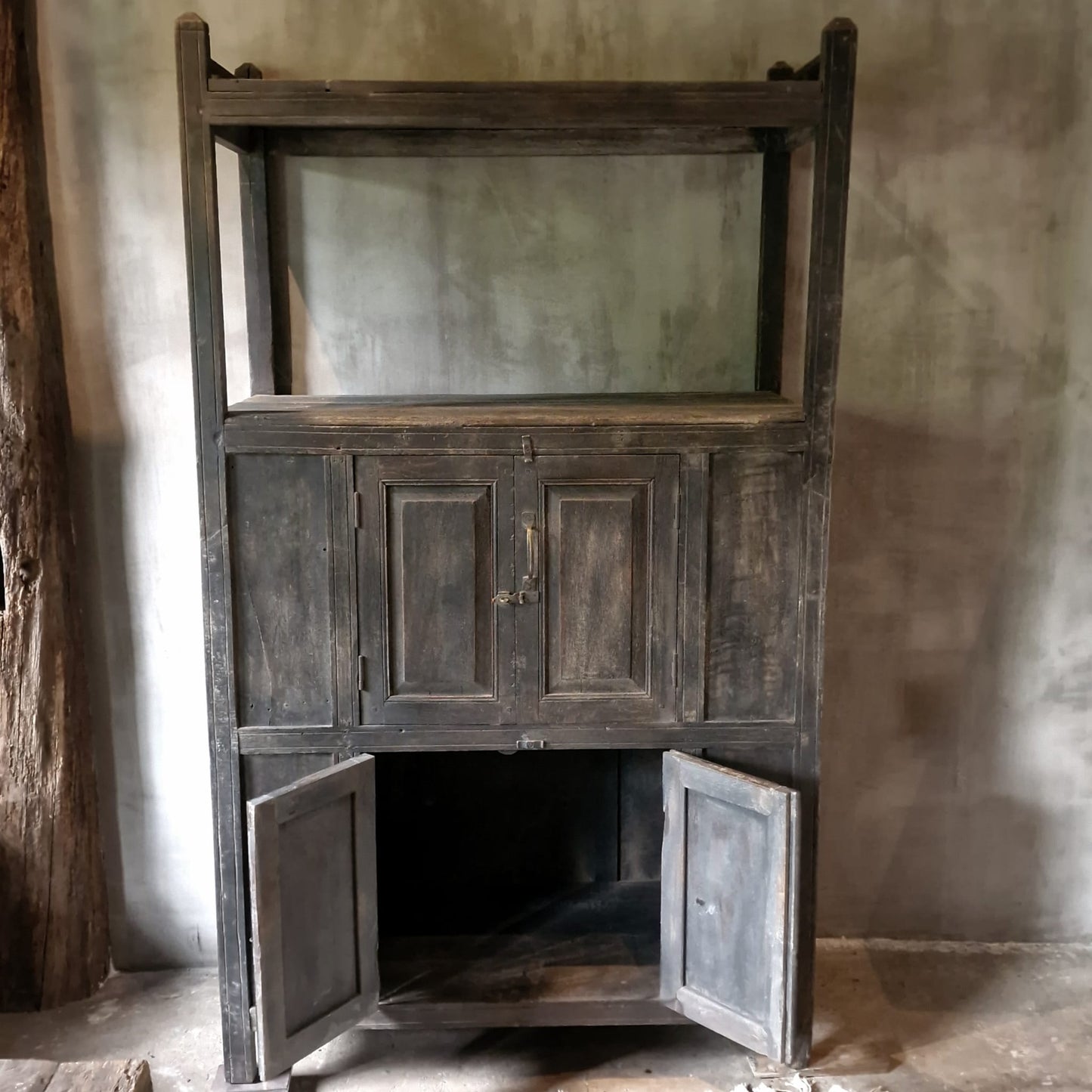 Unieke Kast van Oud Hout