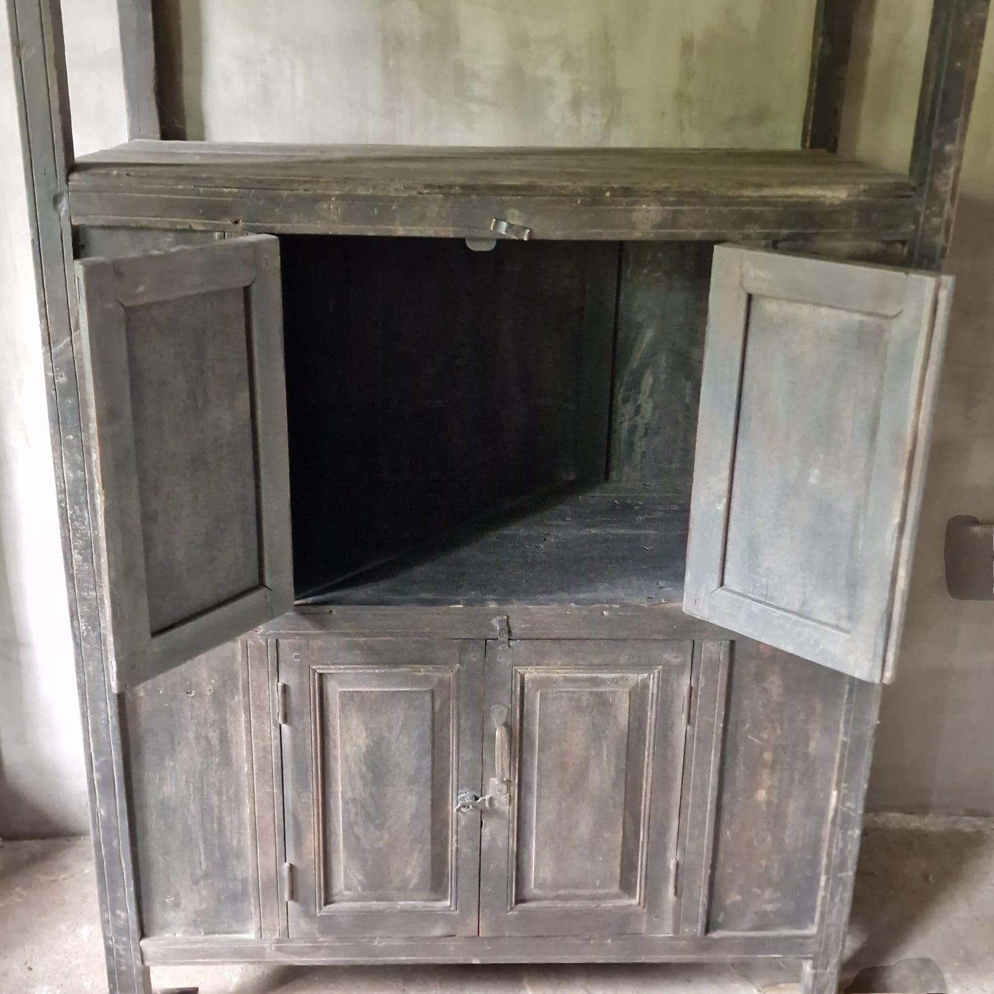 Unieke Kast van Oud Hout