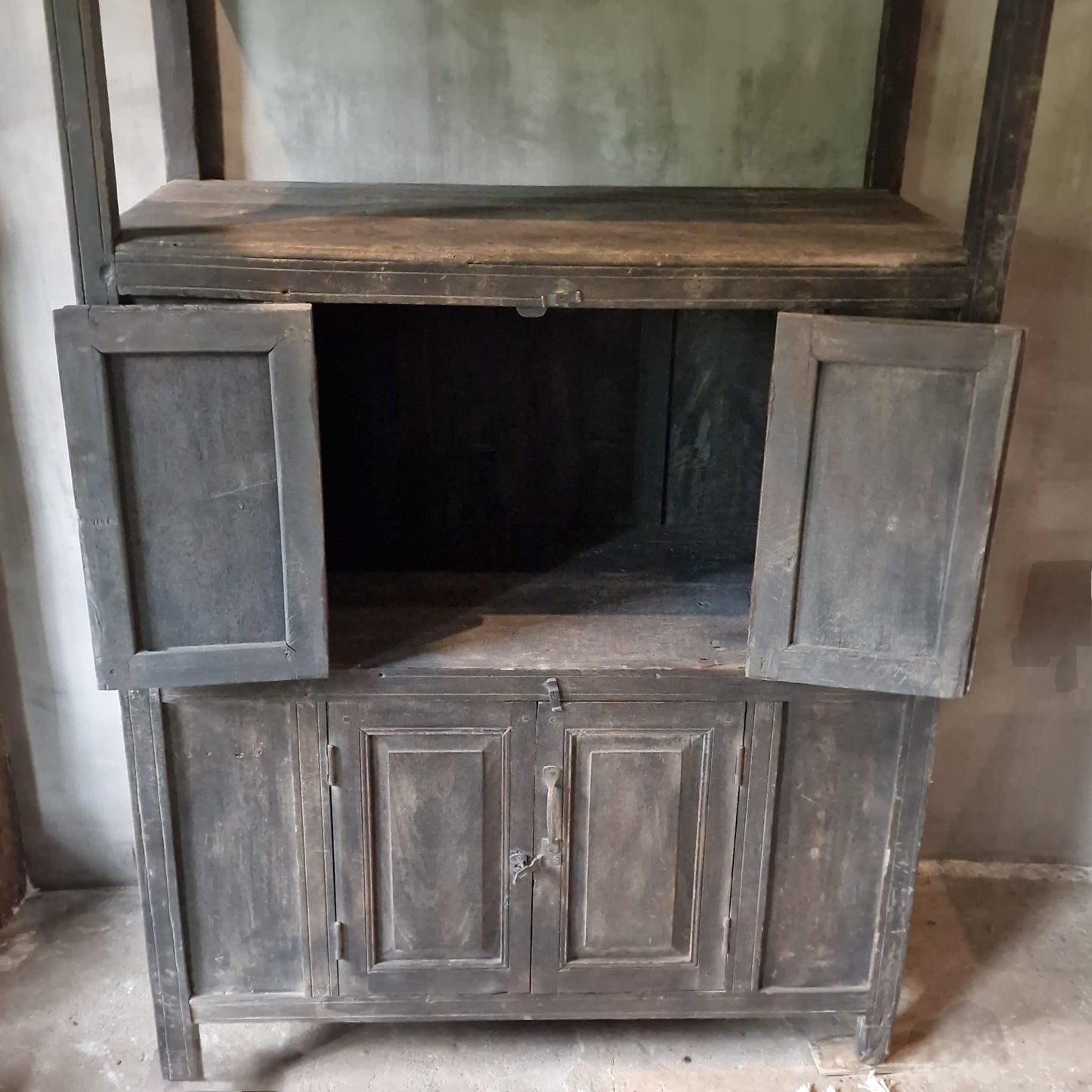 Unieke Kast van Oud Hout