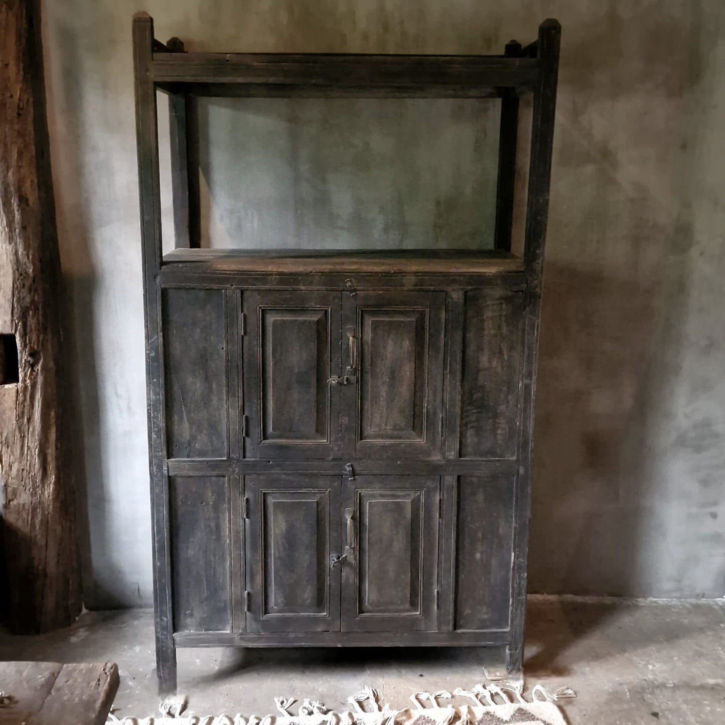Unieke Kast van Oud Hout