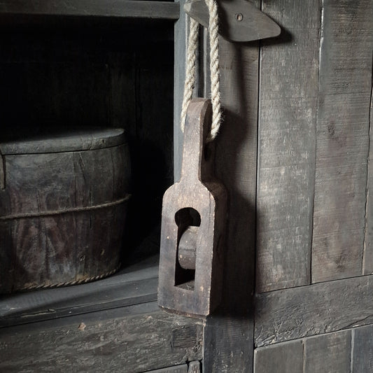 Oud Houten Katrol MM SELECTED