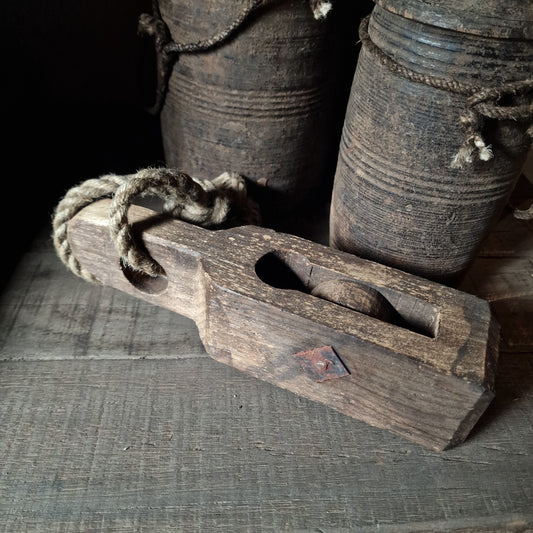 Oud Houten Katrol MM SELECTED